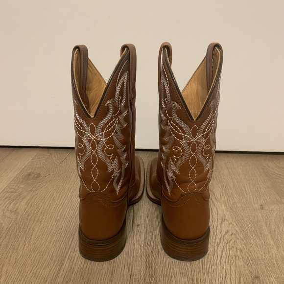 Caborca Silver square toe brown cowboy boots.Size 6 - Picture 4 of 12
